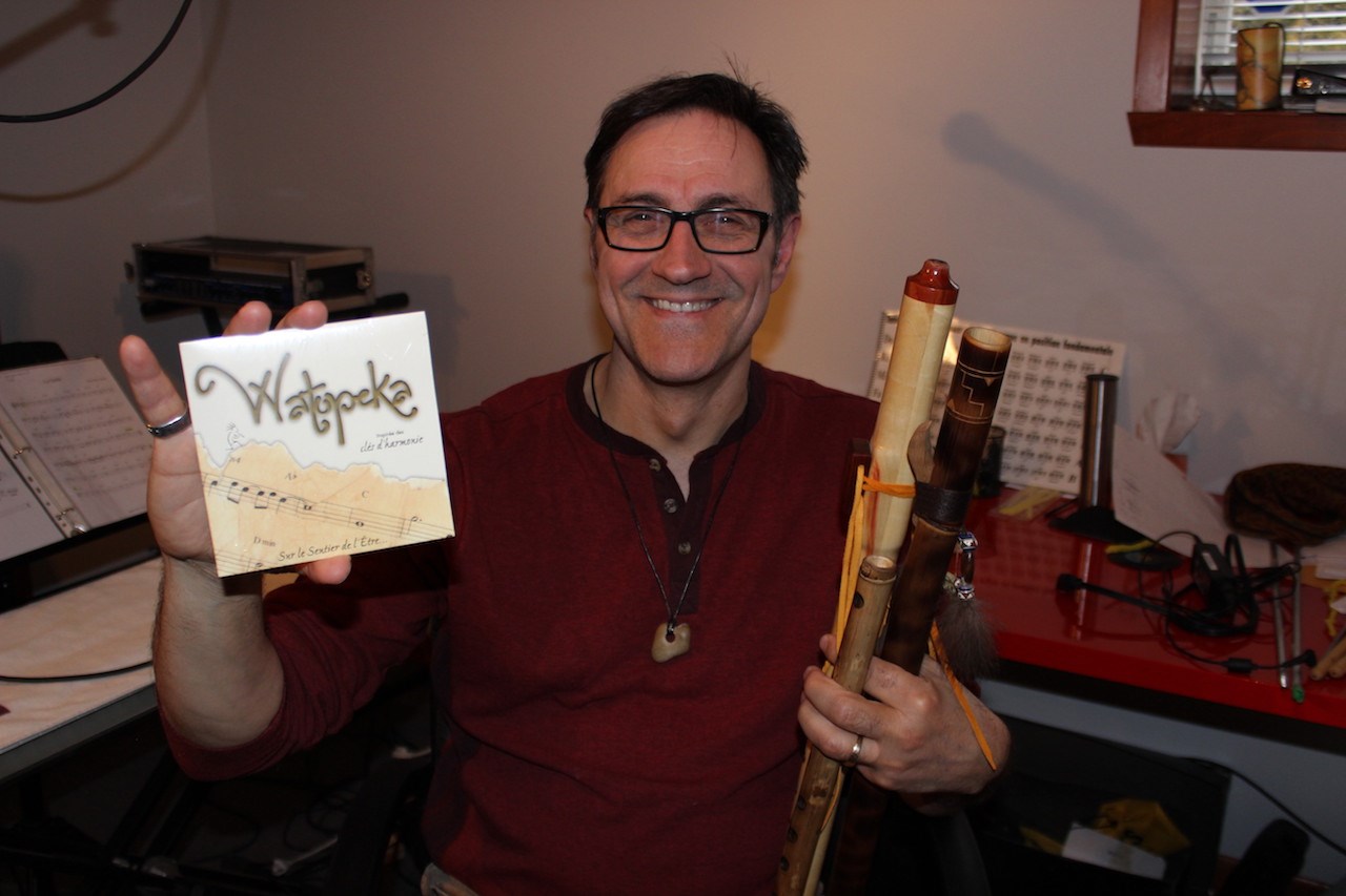 Le musicien Patrick Therrien avec en main son nouvel album.
