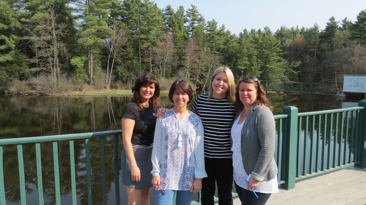 La coordonnatrice de la Poudrière, Hélène Côté, et les trois enseignantes de l’école Saint-Philippe, Line Hamel, Isabelle Richard et Catherine Langlois.