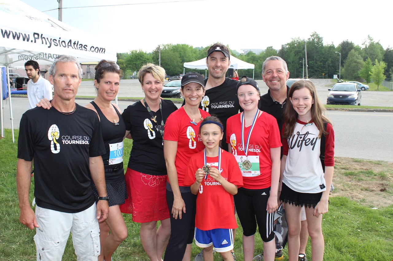 Les quatre organisateurs de la Course du Tournesol accompagné de la famille de Sarah-Eve. 
