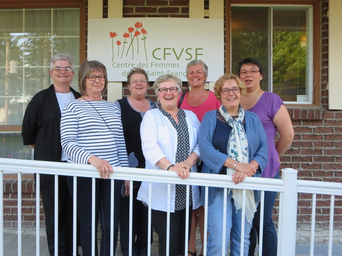 Le conseil d’administration du Centre des femmes. À l’arrière : Rita Lévesque, Claudette Martin, Lucie Lafrance, Sonia Beauregard. À l’avant : Diane Boivin, Jacqueline Demers, Lucie Dion.