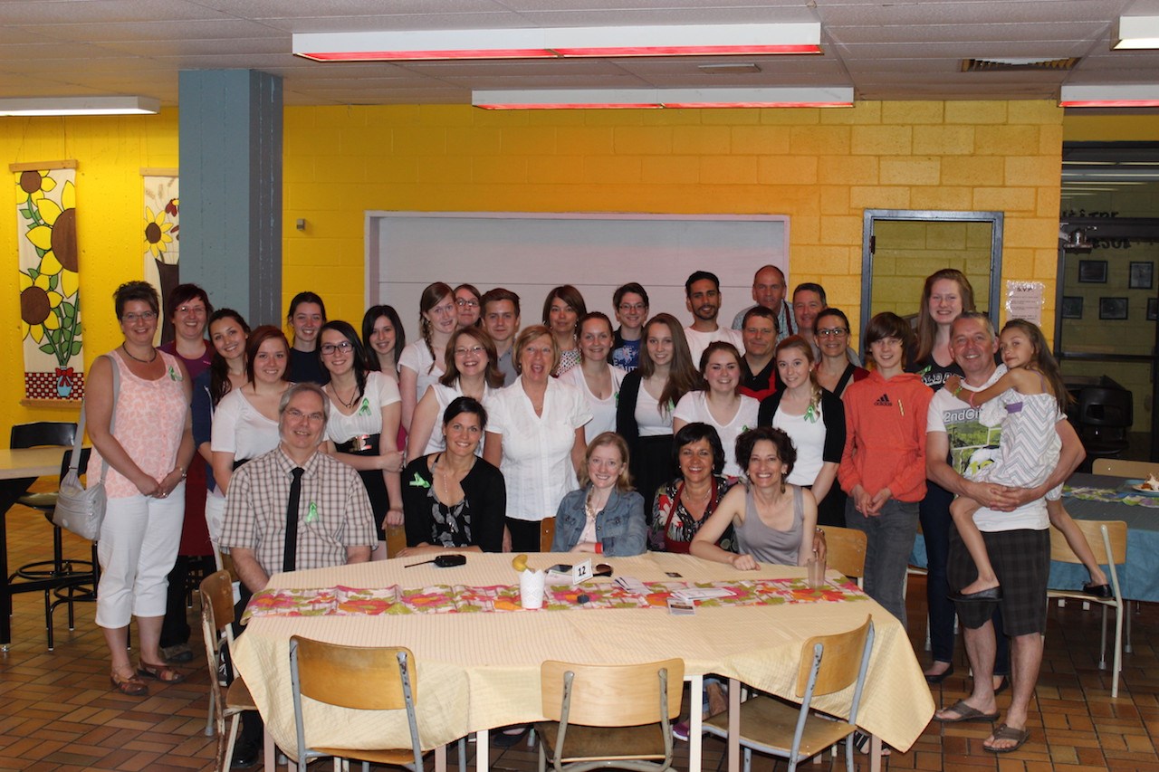 Mai 2015. Sarah-Ève entouré de ses proches et amis lors d’un repas-bénéfice à l’école secondaire du Tournesol.