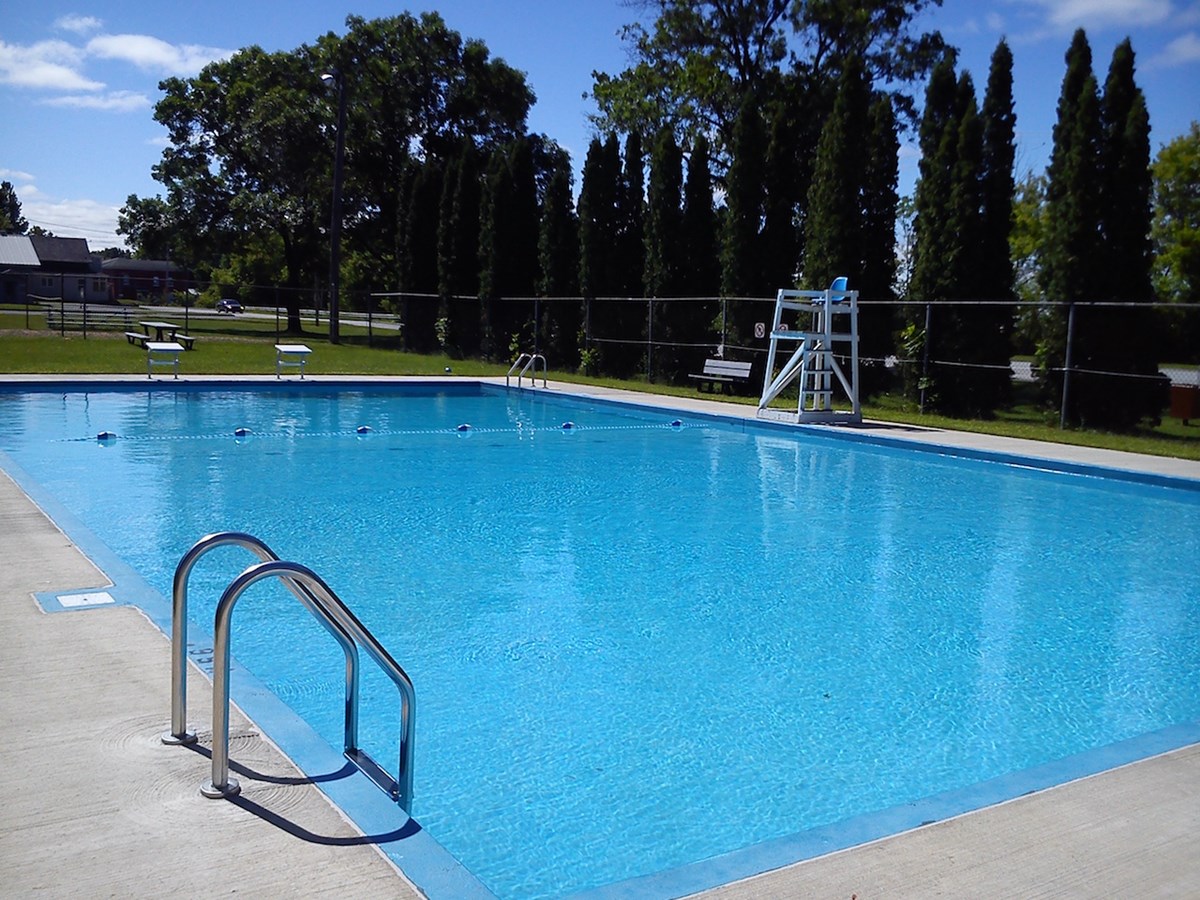 La piscine est située à la place des Loisirs, rue Gouin.