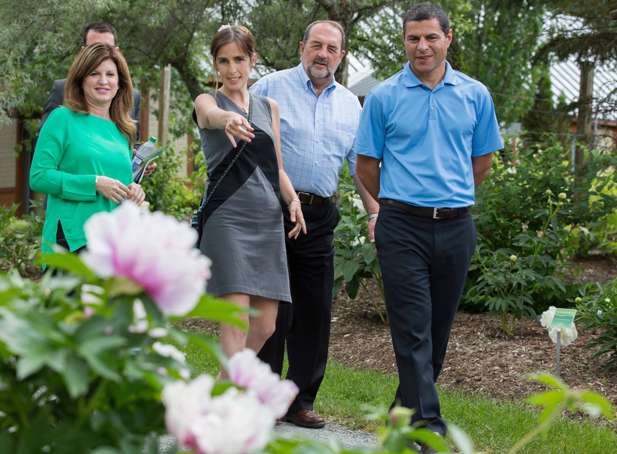 Rona Ambrose, Denis Lebel et Alain Rayes lors de leur récente visite au Parc Marie-Victorin de Kingsey Falls.