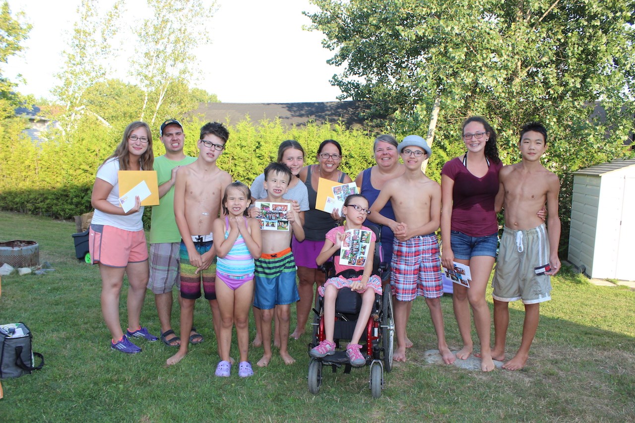 Une photo réunissant le groupe du camp de jour adapté sur laquelle apparaît Roxanne Vallières (9e à partir de la gauche).