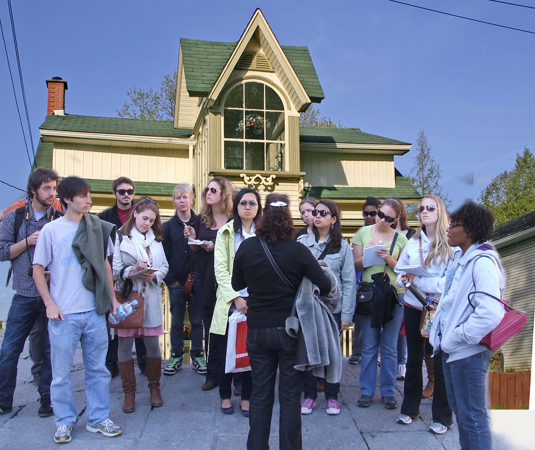 Groupe de découvreurs devant la maison où l’activité se terminera. 