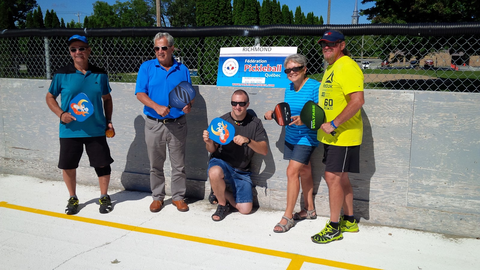 Des adeptes du pickleball accompagnés du maire Marc-André Martel et du directeur service récréatif et communautaire, François Séguin (2e et 3e à partir de la gauche).