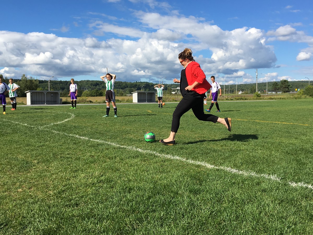 Un coup d’envol de la députée Karine Vallières pour l’inauguration du terrain de soccer.