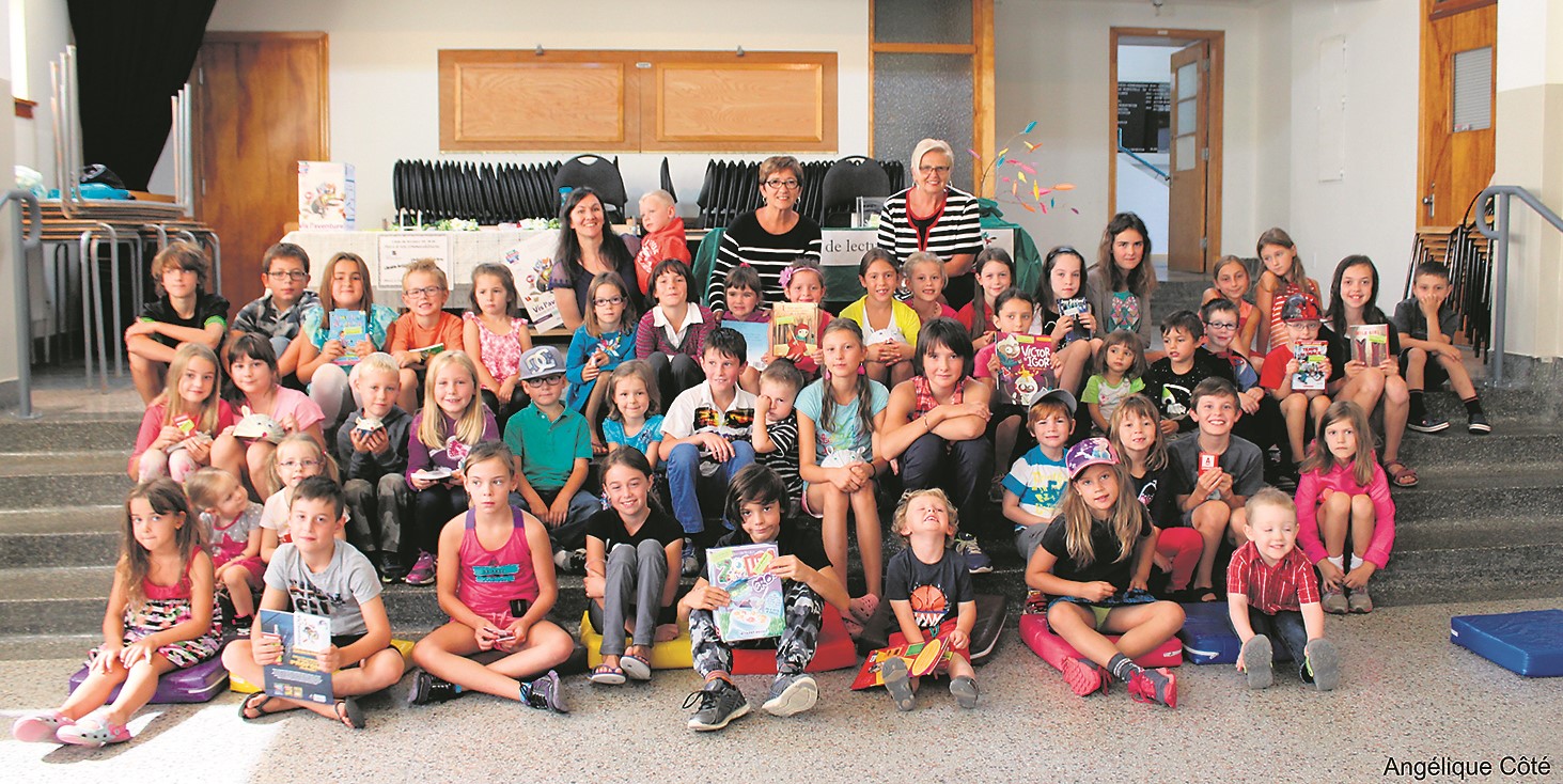 Une photo de groupe réunissant les jeunes qui ont participé à l’édition 2016 du Club de lecture TD. Debout, à l’arrière : Maryse Garant, la mairesse Sylvie Bureau et la conseillère municipale Solange Richard.