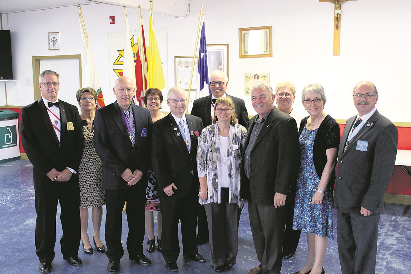 Les membres de la table d’honneur. À partir de la gauche : Le chancelier André Jetté et sa compagne Jocelyne Bégin, le Grand Chevalier Marc Morin et son épouse France, le secrétaire d’État Daniel Duchesne et son épouse Sylvie, président du comité organisateur des activités Jean-Guy Côté et son épouse Lisette, le curé Clément Croteau, le directeur régional Roger Boucher et son épouse Lise. Absents : le président d’honneur Malcolm Wheeler et le député du district 23, J. André Bourassa.