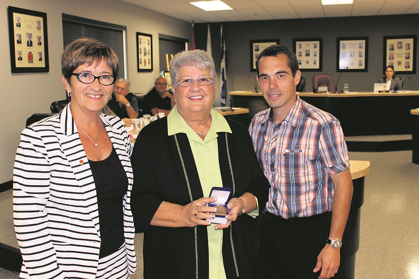Bien au fait du parcours de Mme Gagnon, la mairesse Sylvie Bureau et de conseiller David Fournier étaient heureux de remettre la médaille lors de l’assemblée régulière du conseil en date du 6 septembre dernier.