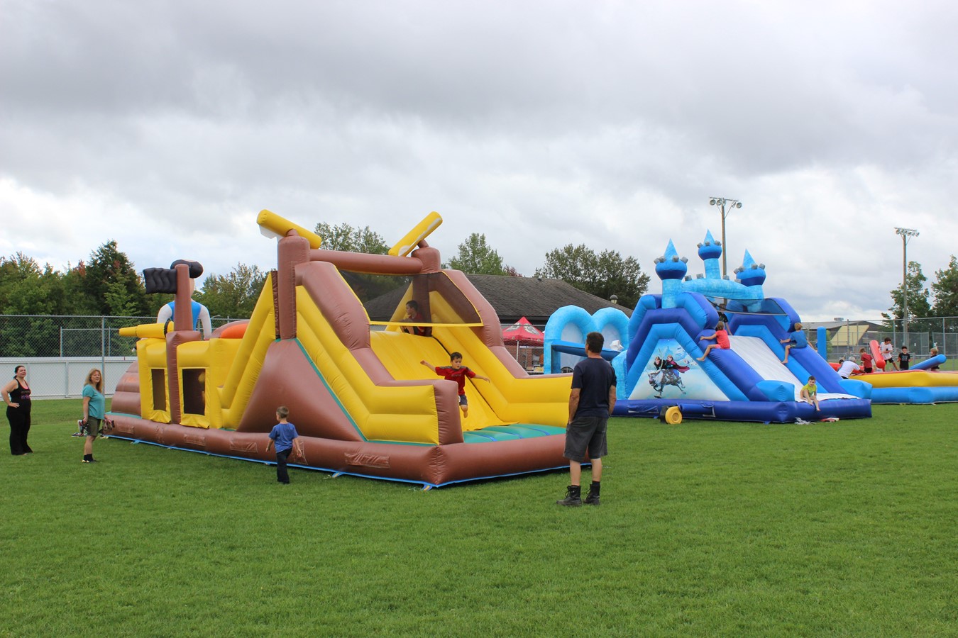 Trois gonflables ont permis aux jeunes de s’amuser.