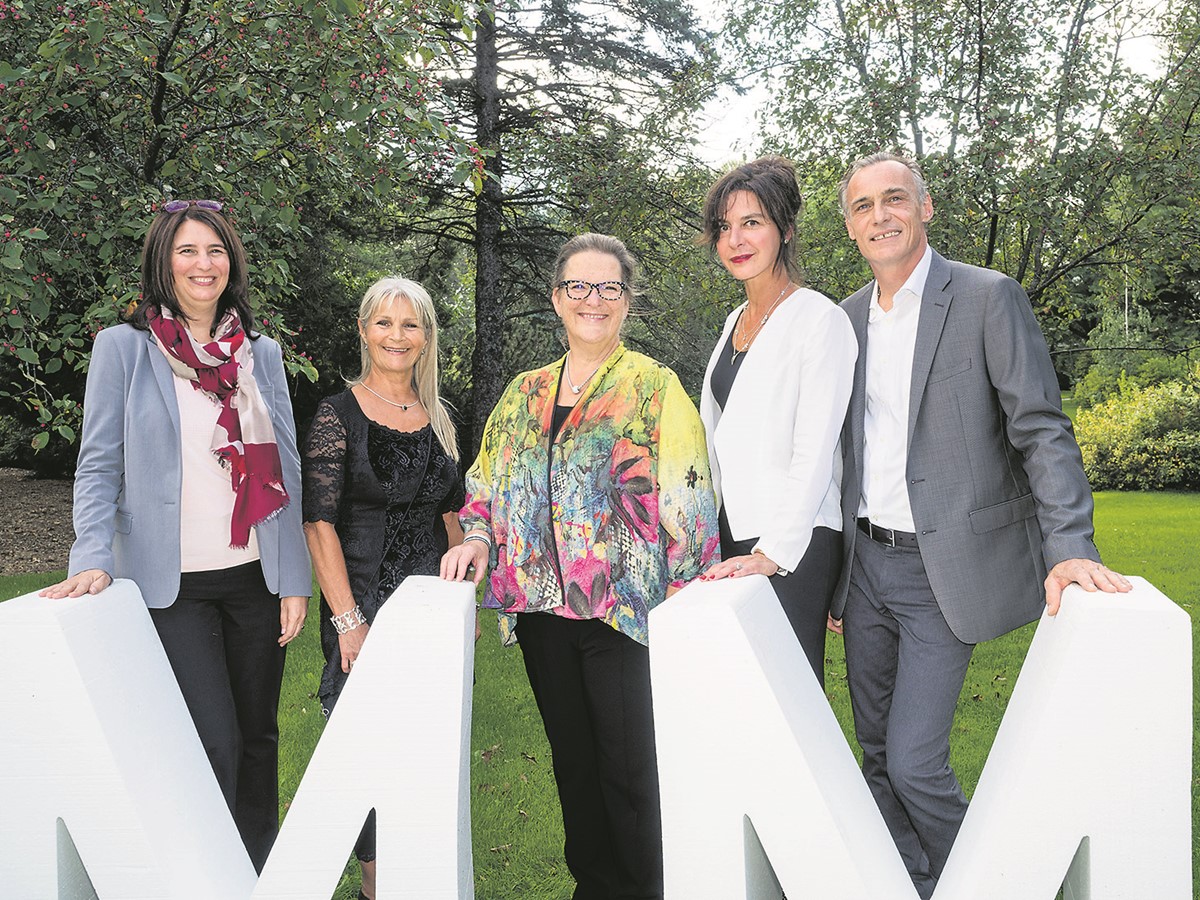 De gauche à droite : Karine Corbeil, directrice - Centre Culturel Yvonne L. Bombardier, Marie Montiel, artiste exposant, France Bissonnette, gouverneure - Fondation J. Armand Bombardier, Andrée Marcoux, artiste exposant et Yves de Montigny, artiste exposant.