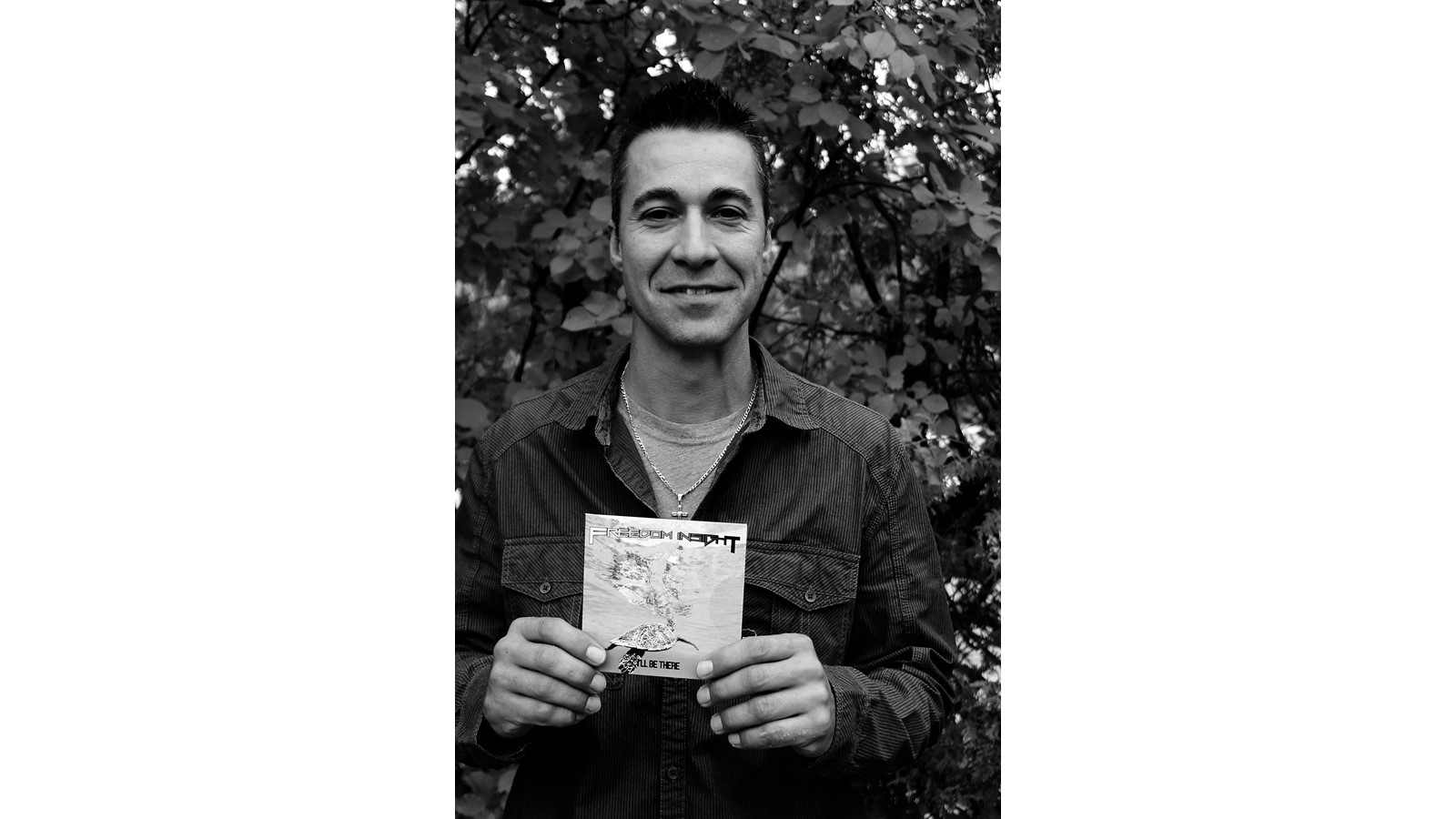 Bryan Saint-Laurent tenant le coffret de l’album I’ll Be There de Freedom Insight.