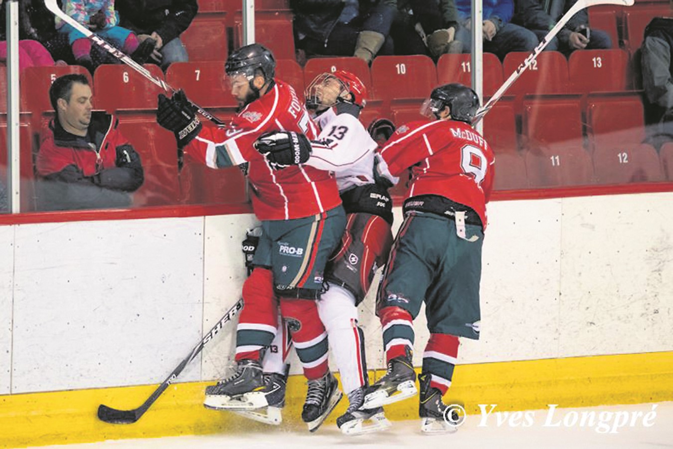 À gauche de la photo, Dominic Fontaine, ex-défenseur des Screaming Eagles de Cape Breton de la Ligue junior majeure du Québec a aussi porté l’uniforme du Wild.
