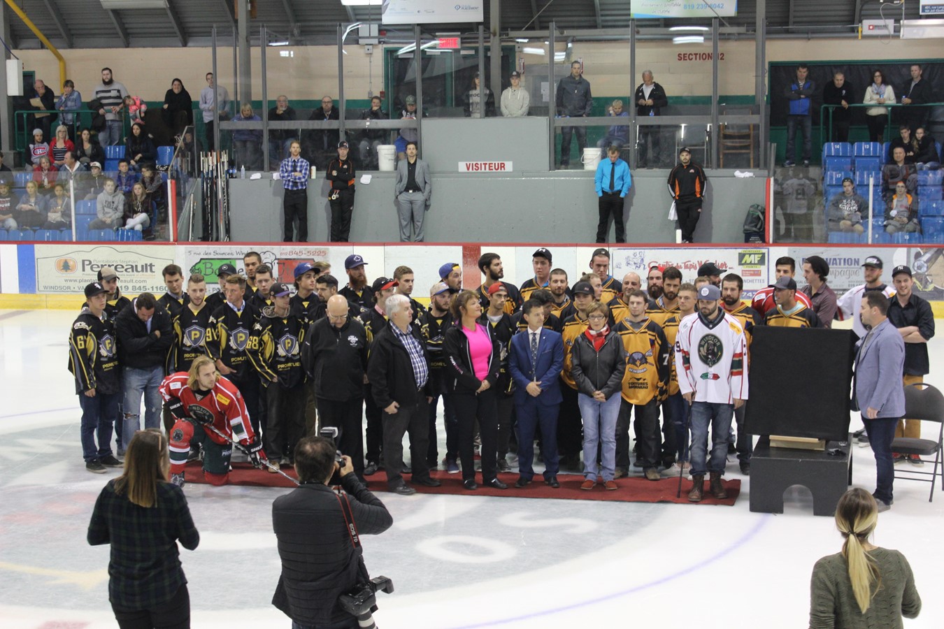 Une photo prise quelques minutes avant de dévoiler le chandail numéro 79 en présence des dignitaires et commanditaires, des proches et amis, de la direction du Desjardins/Wild et de la participation des jeunes qui portaient les couleurs des équipes de hockey et de crosse.