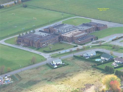L’École secondaire régionale de Richmond située à proximité de la route 143.