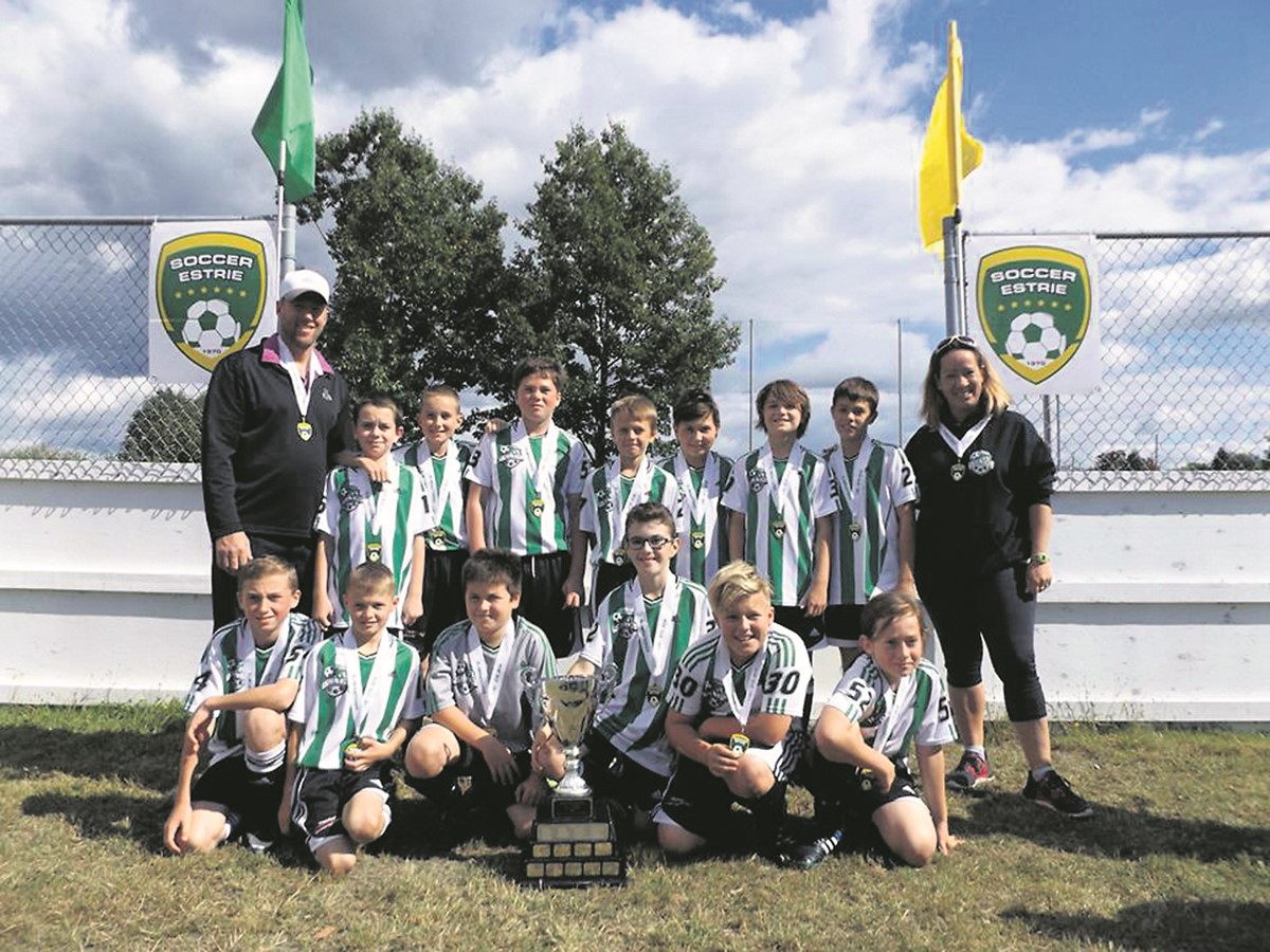 L’équipe U12 masculine gagnante d’une médaille d’or. De gauche à droite : Rémi Lamonde, Jérémy Boisvert, Emanuel Bélanger, Antoine Béland, Edouard Paradis-Ménard et Antoine Morneau. Debouts : David Crack, Logan Jonderville, Kolton Crack, Samuel Ledoux, Skyler Boersen, Gabriel Hamel, Dave Noble, Alexandre Robidas et Cindy Sisco.