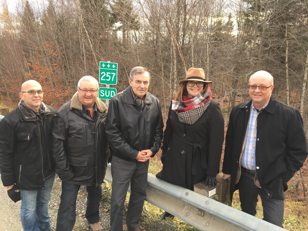 Jean Roy, Conseiller de la ville d’Asbestos, Pierre Therrien, Georges St-Louis, Karine Vallières, Laurent Lessard, Hugues Grimard sur la route 257 entre Ham-Sud et Saint-Adrien.