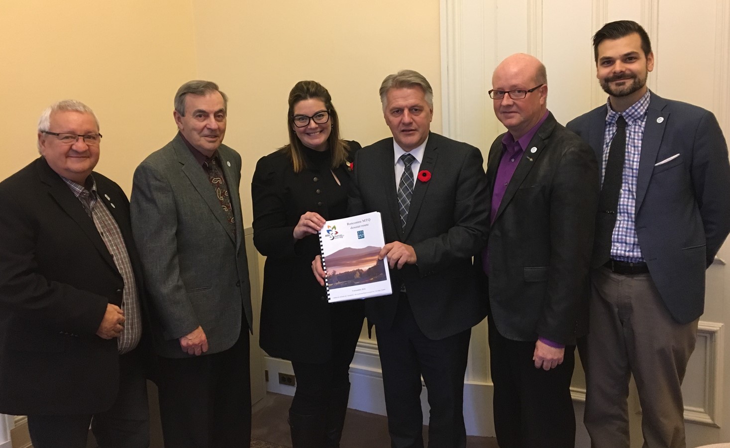 Pierre Therrien, Georges St-Louis, Karine Vallières, Laurent Lessard, Hugues Grimard et Frédéric Marcotte, directeur général et secrétaire-trésorier de la MRC des Sources se sont rencontrés concernant le dossier de la route 257.