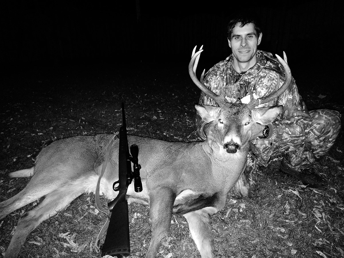 Cleveland – Un résident et chasseur du Canton de Cleveland, Alain Dion, a abattu un cerf de Virginie lundi dernier à 17 h 15. Il s’agit d’un mâle mature de dix pointes pour un poids de 200 livres. « C’est pas tous les jours qu’on peu tomber sur un animal aussi imposant. Je m’attendais pas à aussi belle prise », considère M. Dion, qui chasse également à l’arc et à l’arbalète. Installé sur un mirador (affut surélevé ou échelle d’affut), c’est avec une carabine de calibre 308 qu’il a abattu l’imposant chevreuil sur une distance de 60 mètres. (RC)