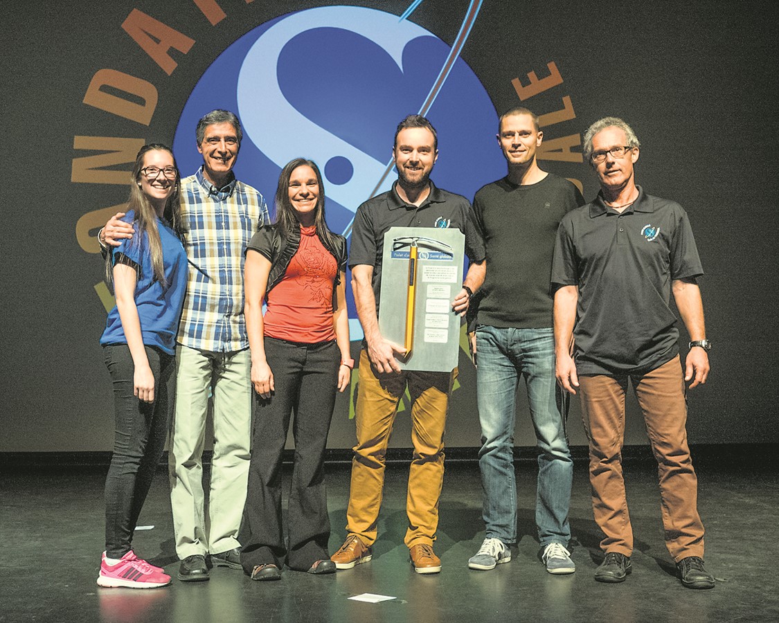 Une photo sur laquelle apparaissent les trois organisateurs de la Course du Tournesol. À partir de la gauche : Marie-Pierre Morin, Éric Traversy (3e et 4e) et Gilles Dubois (6e). 