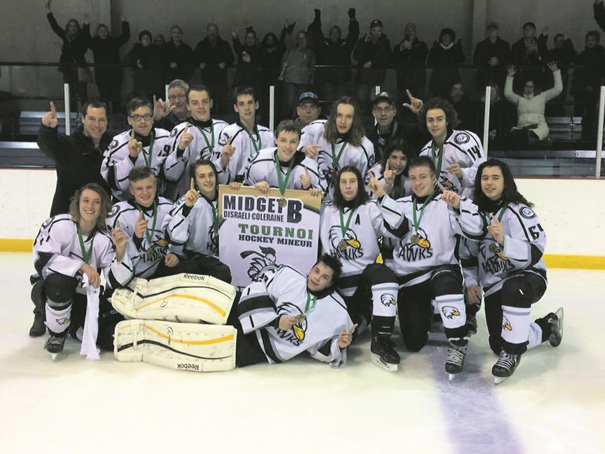 L’équipe gagnante du tournoi Midget B à Disraeli, les Hawks d’Asbetos-Warwick-Kingsey Falls.