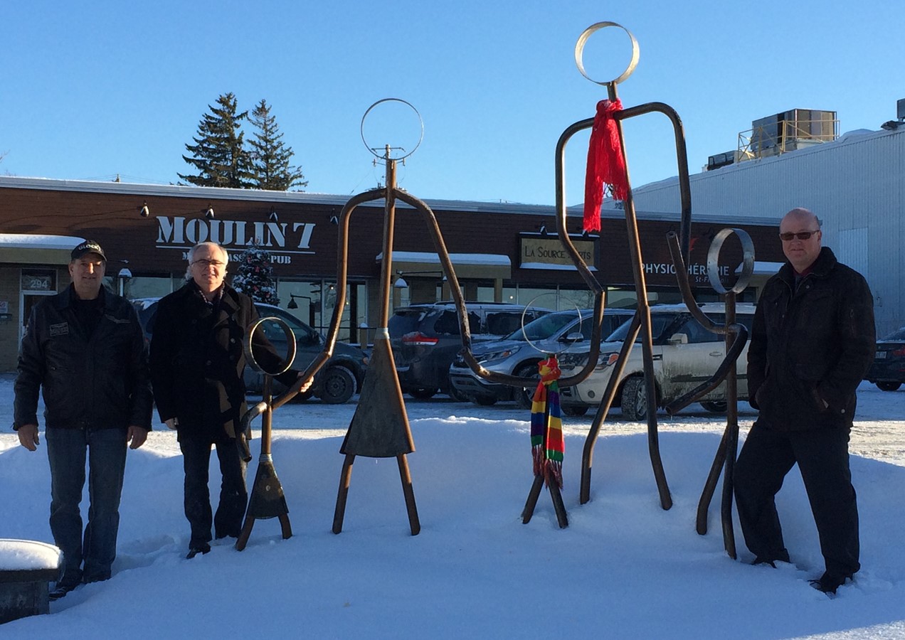 Roger Levert, Rénald Gauthier et Hugues Grimard entourent cette sculpture que la nature va modeler au fil du temps.
