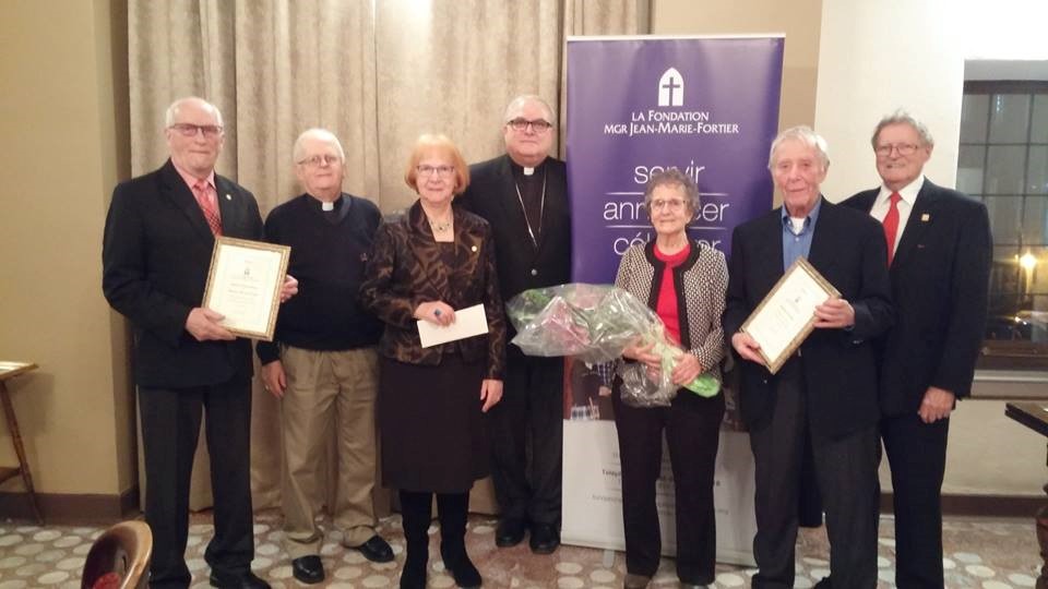 Bernard Laroche, Mgr André Gaumond, archevêque émérite, Yolande Berger, Mgr Luc Cyr, archevêque de Sherbrooke, Thérèse Paré-Lafond, Claude Paré, et Camille Picard, président, étaient réunis lors de cette remise du Mérite 2016.