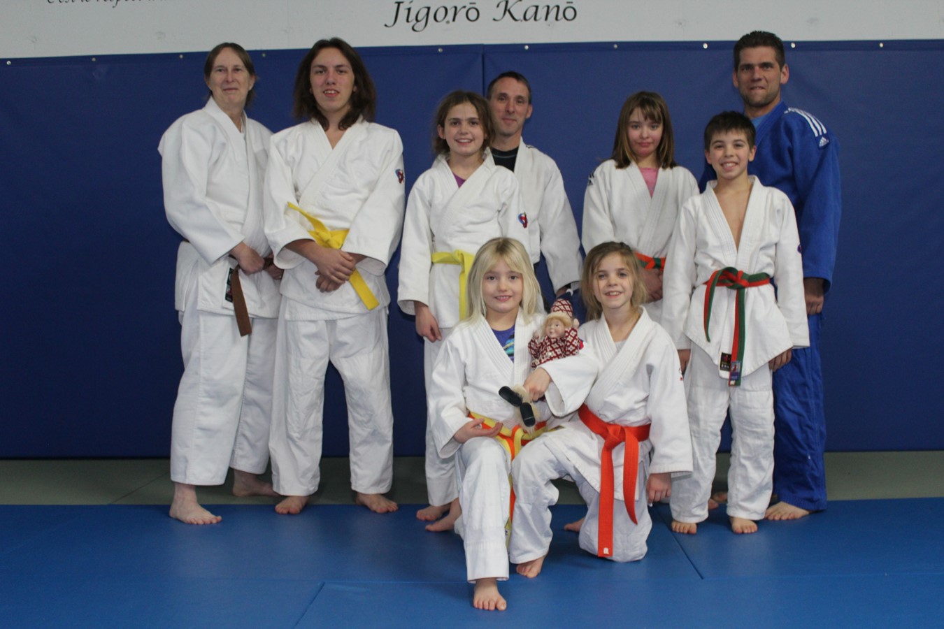 Sur la photo, dans l’ordre habituel Mélodie Grenier et Maya Roy, Marie Sophie Royer, entraineure, Félix Roy, Léanne Dussault, Stéphane Giguère entraineur, Mélodie St-Onge, Isaak Roy et Charles Grenier, entraineur.