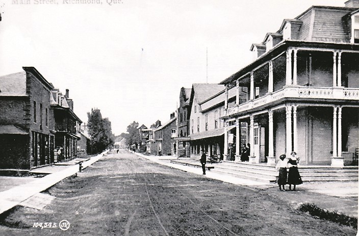 Voici un aperçu de l’hôtel Saint-Jacob (avec ses belles colonnes) au début des années 1900 au centre-ville de Richmond. C’est l’immeuble à droite de la photo avec comme voisin Ginn’s store devenu aujourd’hui Quincaillerie Richmond et le Bureau de Poste. Puis à la gauche de la photo, on retrouve le magasin Pope and Stuart ainsi que la Banque Molson. (Courtoisie - Société d’histoire du comté de Richmond que nous tenons à remercier)