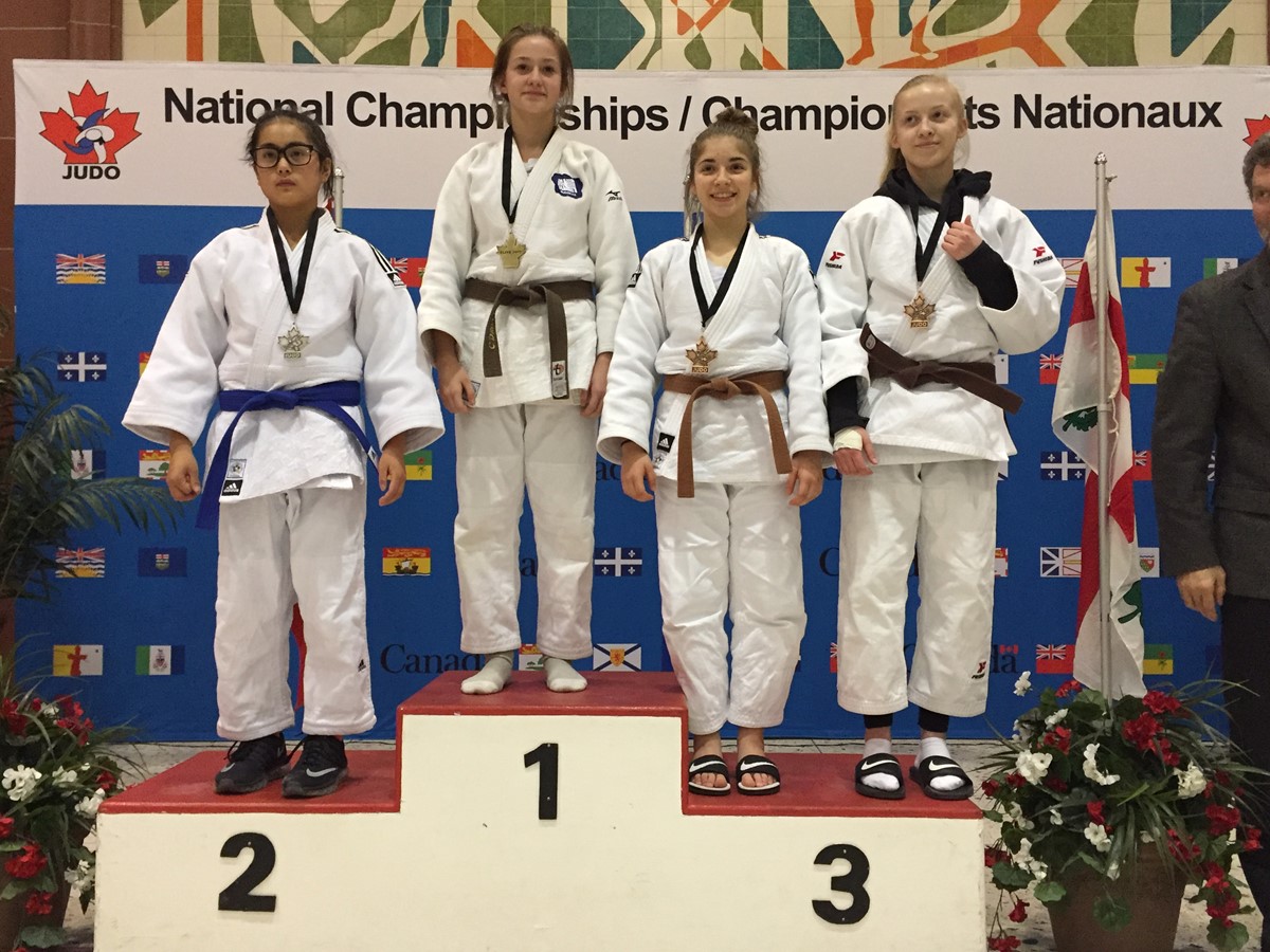 Léa Roy a terminé sur la troisième marche du podium, à égalité avec une autre participante. La judoka est à gauche sur la marche.