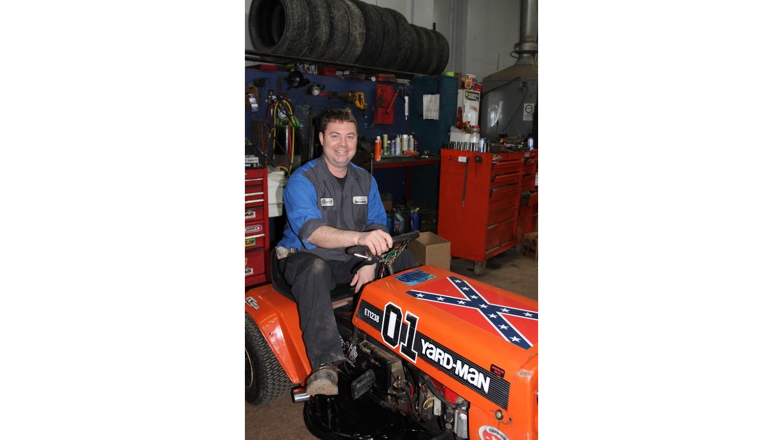 Gilbert Carrier avec son premier tracteur de compétition. Il avait vendu l’engin jusqu’à ce qu’à ce qu’il le rachète récemment, maintenant prêt pour la catégorie Stock 2 cylindres.