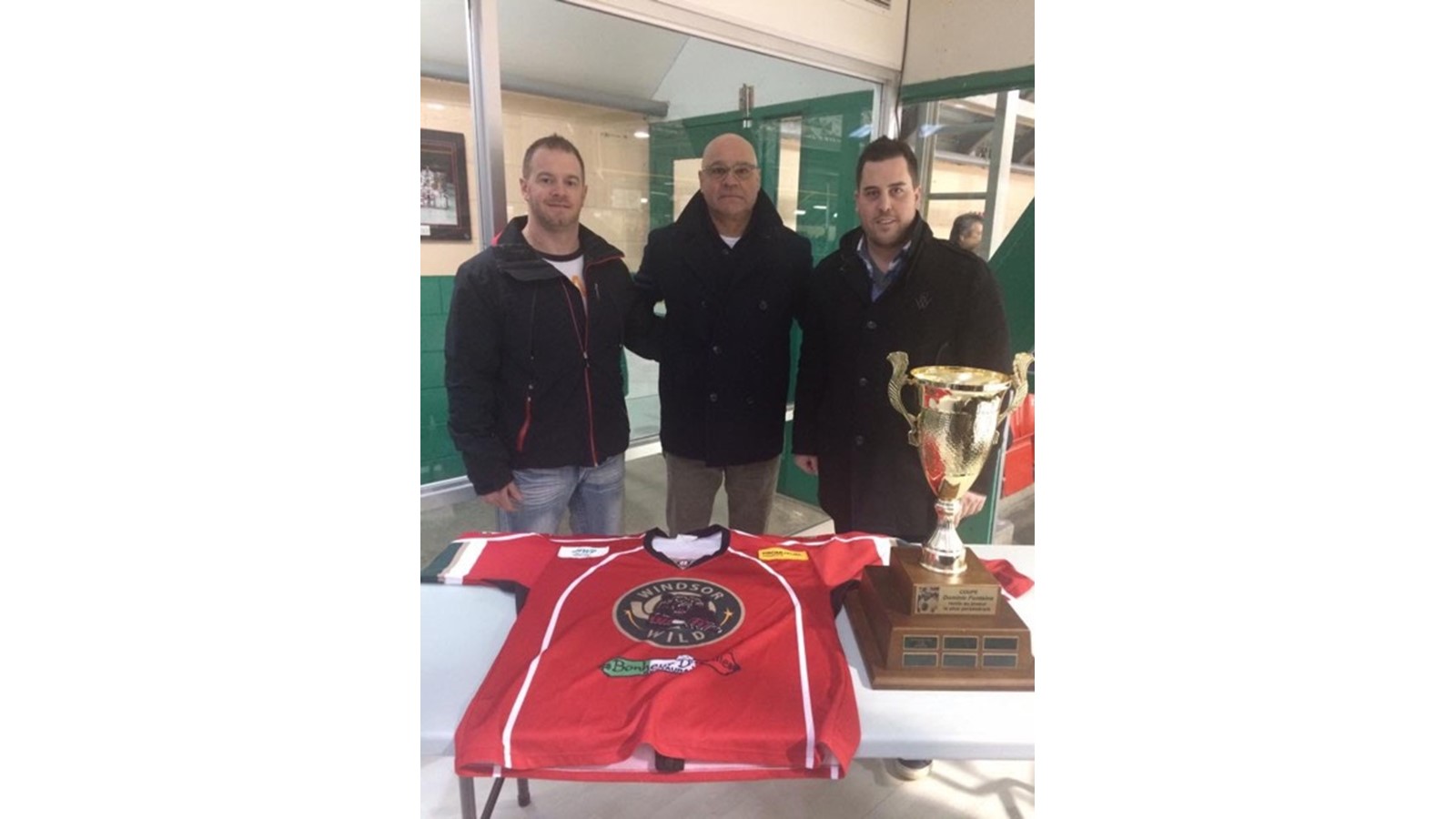 Présentation de la coupe Dominic-Fontaine regroupant, dans l’ordre habituel, Sylvain Parenteau, copropriétaire du Desjardins-Wild, le père de Dominic Fontaine ainsi que Benoit Lefebvre, également copropriétaire de l’équipe.