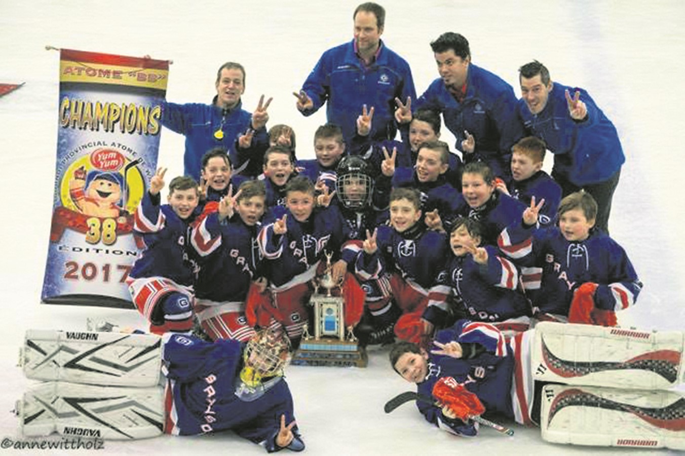 Les jeune joueurs de l’équipe Grayson AWK catégorie Atome BB sont bien fiers d’avoir remporté la finale. (Photo-gracieuseté Anne Whittholz)