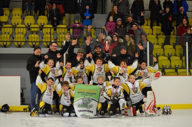 Les joueurs du Promutuel B2 tenant la bannière du Tournoi provincial novices Cascades de Kingsey Falls.  