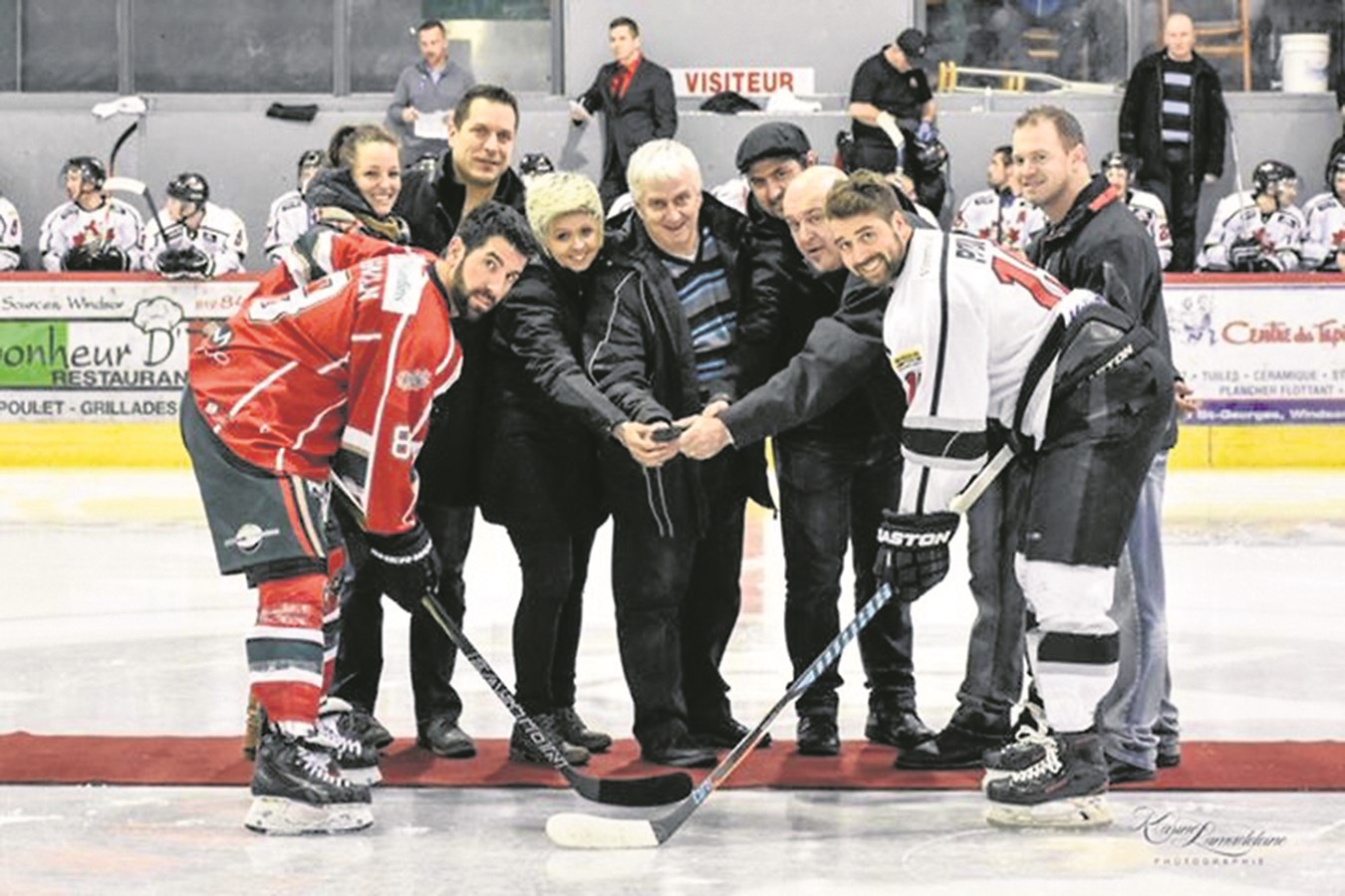 La mise au jeu protocolaire en lien avec les gens impliqués lors de la soirée bénéfice pour la lutte au cancer. Le joueur du Wild et instigateur du projet, Alexandre Carignan, pose fièrement en leur compagnie.
