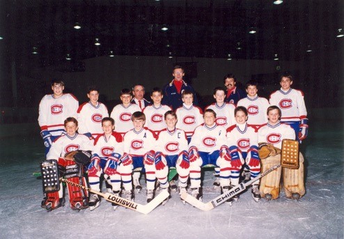 Stéphane Robidas pose ici en compagnie des joueurs de l’équipe des Canadiens de Sherbrooke AA lorsqu’il était dans les rangs atomes. Il est assis à la droite du capitaine Éric Bélanger.