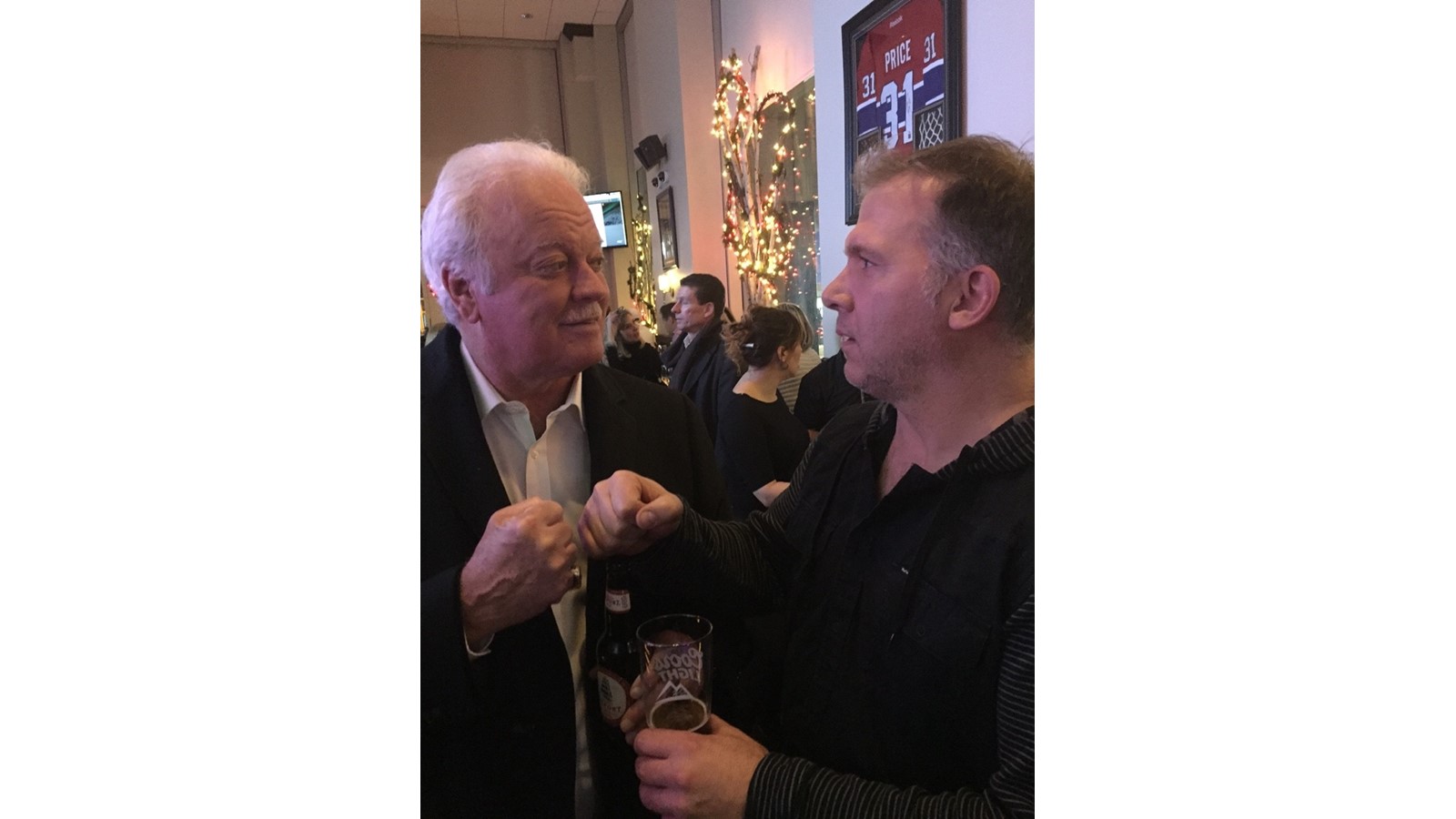 Qui des deux a une grosse bague? C’est Yvon Lambert, le pilote des Anciens Canadiens, en présence de Sébastien Letarte qui domine pour sa part les marqueurs de la ligue de hockey commerciale de Windsor.