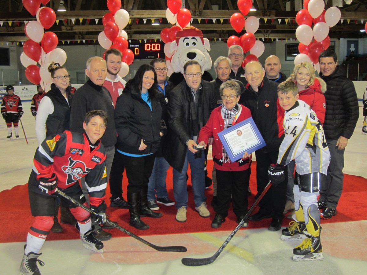La cérémonie d’ouverture officielle de la 54e édition du tournoi national atome Mousquiri a eu lieu vendredi soir dernier au centre P.E. Lefebvre de Richmond en présence de nombreux invités, dont le président d’honneur Stéphane Robidas qui a procédé à la mise au jeu officielle en compagnie de Patricia Henderson.