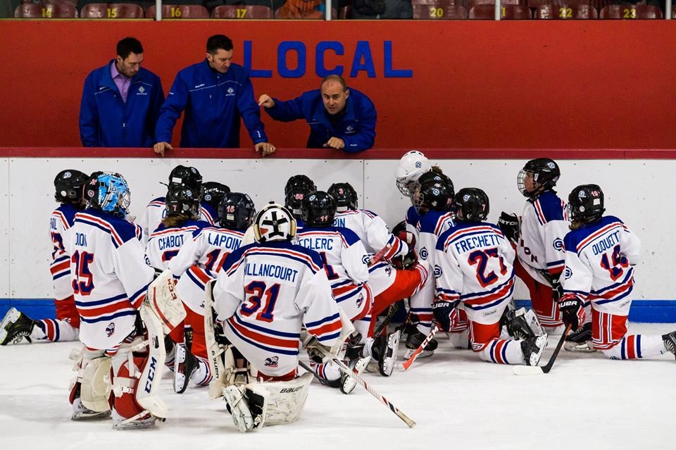 L’équipe écoute attentivement les instructions de leurs entraîneurs lors de leur premier match disputé au Tournoi International Pee-Wee de Québec.