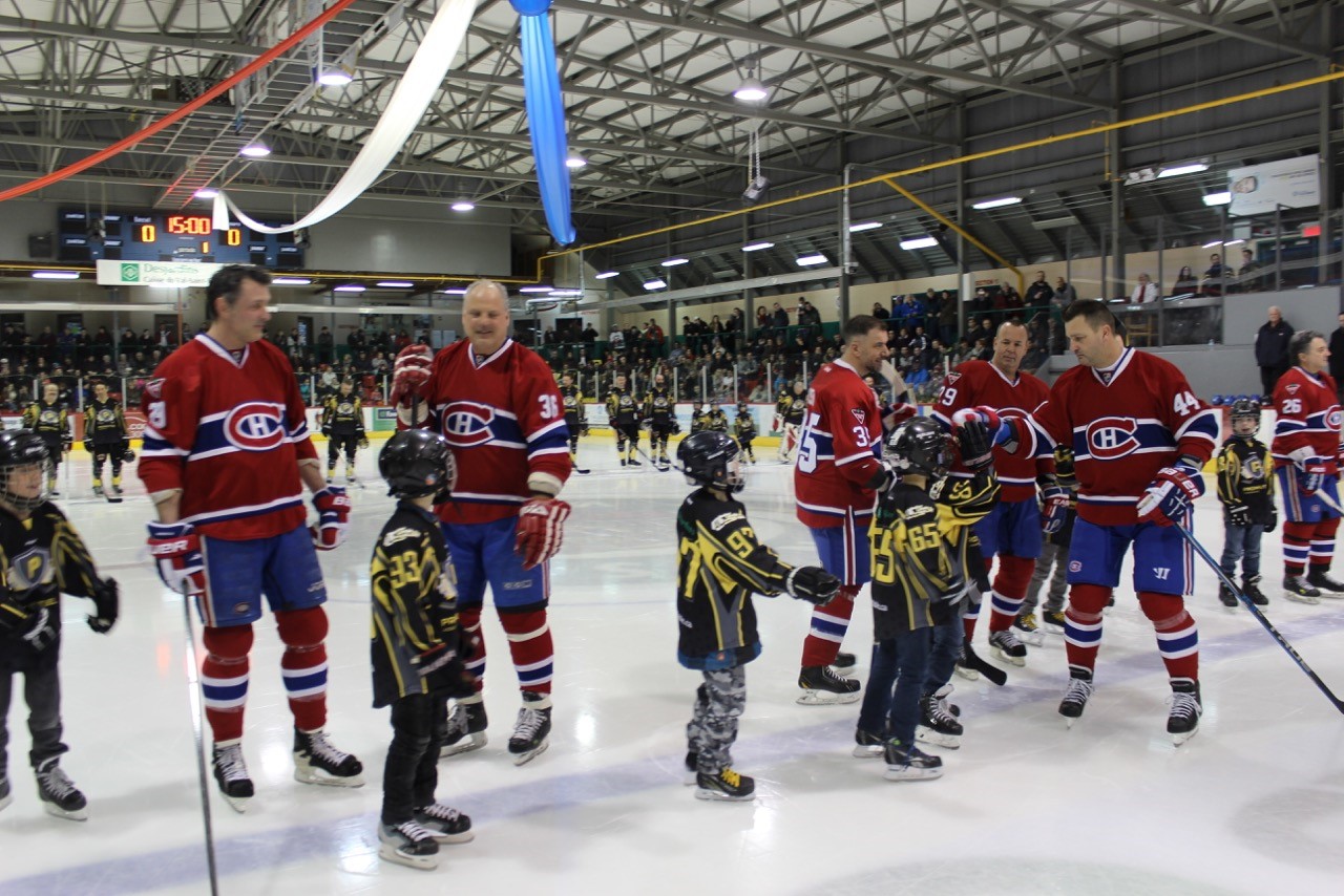 Les Anciens Canadiens accompagnés des jeunes joueurs du Promutuel du Val-Saint-François.