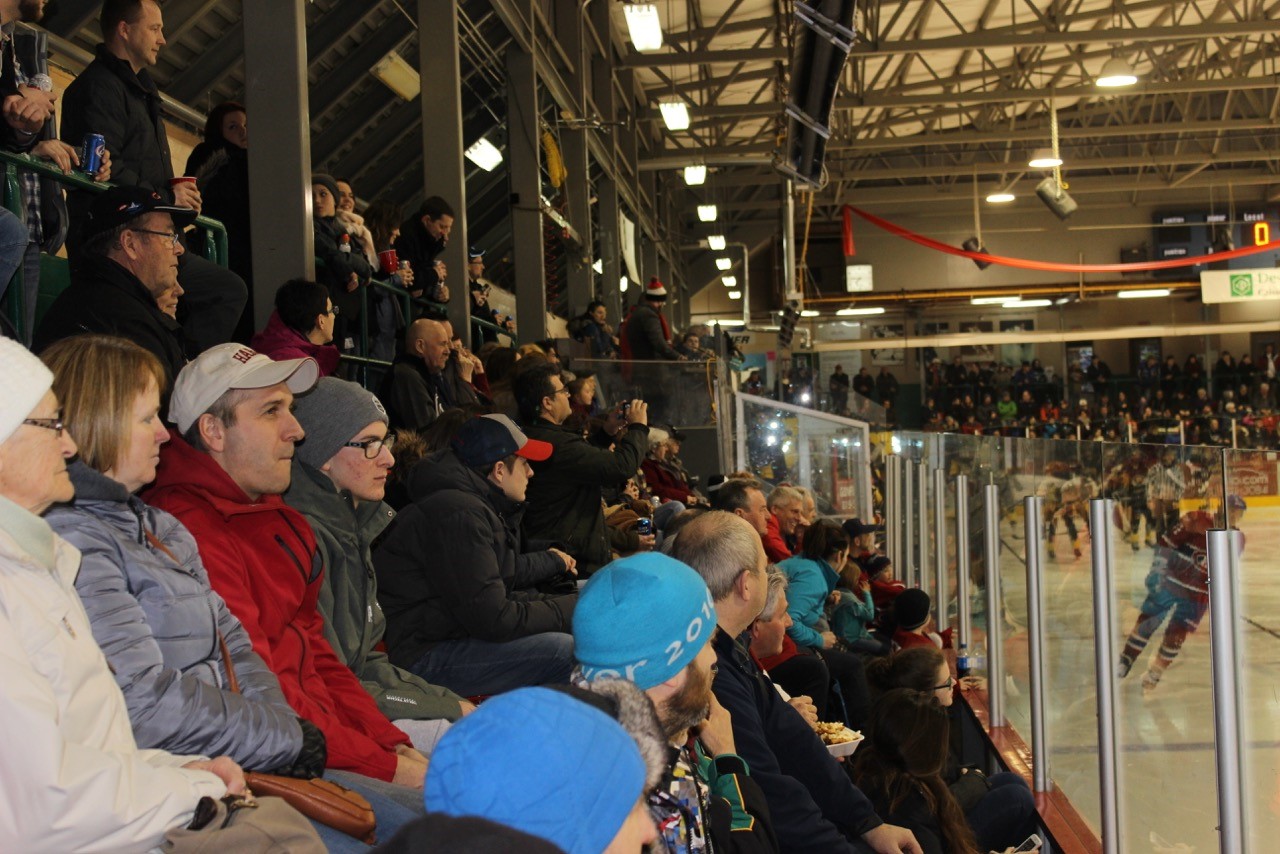 Un aréna pleine de spectateurs et amateurs pour la soirée des Anciens Canadiens.