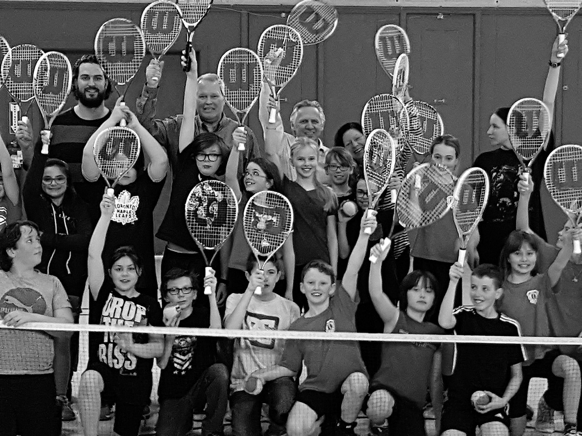 Les élèves de l’école Asbestos, Danville, Shipton sont accompagnés de, à l’arrière, Guillaume St-Denis, professeur d’éducation physique, James Lemaitre, directeur, Jean-Pierre Larochelle, propriétaire du Canadian Tire Victoriaville et son épouse Brigitte Larochelle.