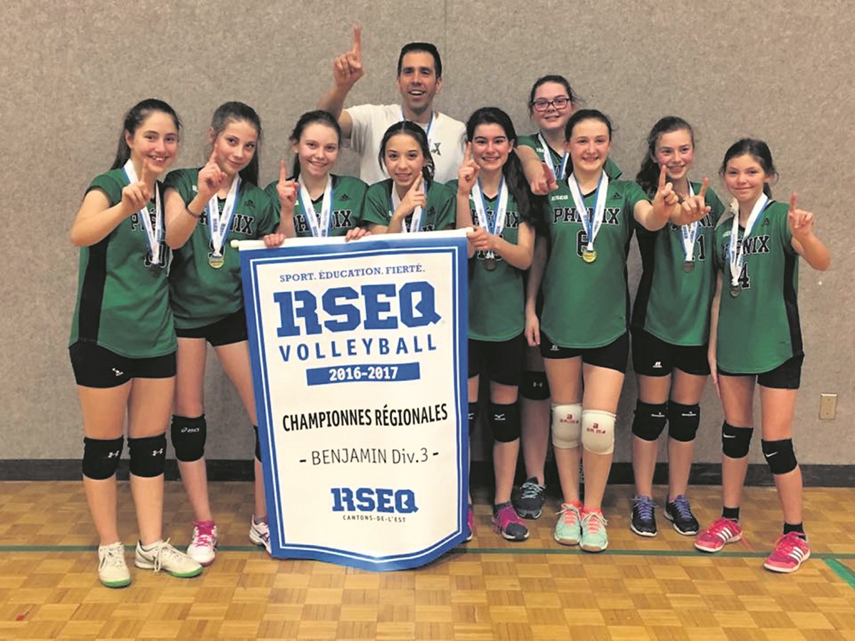 Léa Vincent, Carolyne Legault, Marilou Charland Couture, Laurie Lefebvre, Ève Blanchet, Marie Bédard Champagne, Coryne Custeau Marcotte, Charlotte Turcotte, Danaé Roy et leur entraineur Jean Lemay forment l’équipe championne benjamine du Phénix de l’Escale.