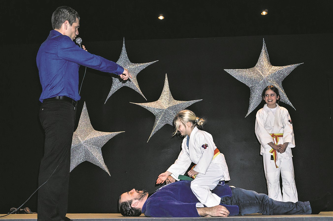 Miguel Grenier, président d’honneur de la 5e édition a fait la demande à Yan St-Hilaire pour être le président d’honneur de la prochaine édition, sous la menace de Mélodie Grenier et l’œil attentif et amusé de Leanne Dussault à l’arrière.