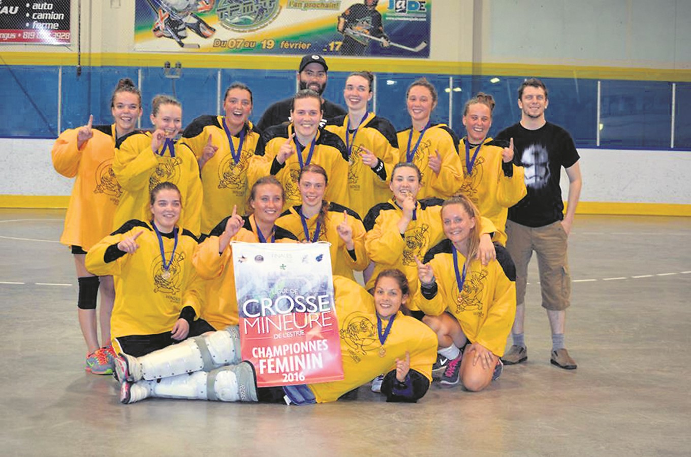 Une nouvelle année se prépare pour l’Association de crosse mineure de Windsor. Sur cette photo prise au terme de la saison 2016 apparait l’équipe féminine championne 2016 vêtues du chandail de l’Association de crosse mineure de Windsor.