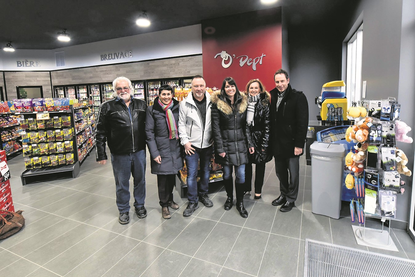 De gauche à droite Michel Laroche Président du Groupe Laroche, Nicole Bergeron, conseillère municipale, les propriétaires de la station-service et du lave-auto, Tina Rouleau et Patrick Sévigny, Pascale Desgagnés associée au Groupe Laroche et Éric Laroche Vice-président du Groupe Laroche.