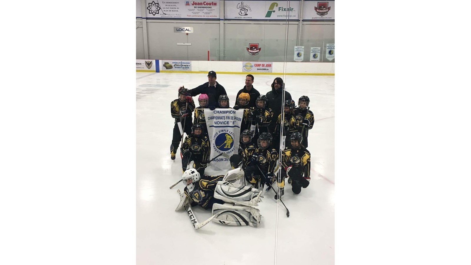 L’équipe du novice B-1 de Windsor-Richmond avec la bannière des championnats de fin de saison.