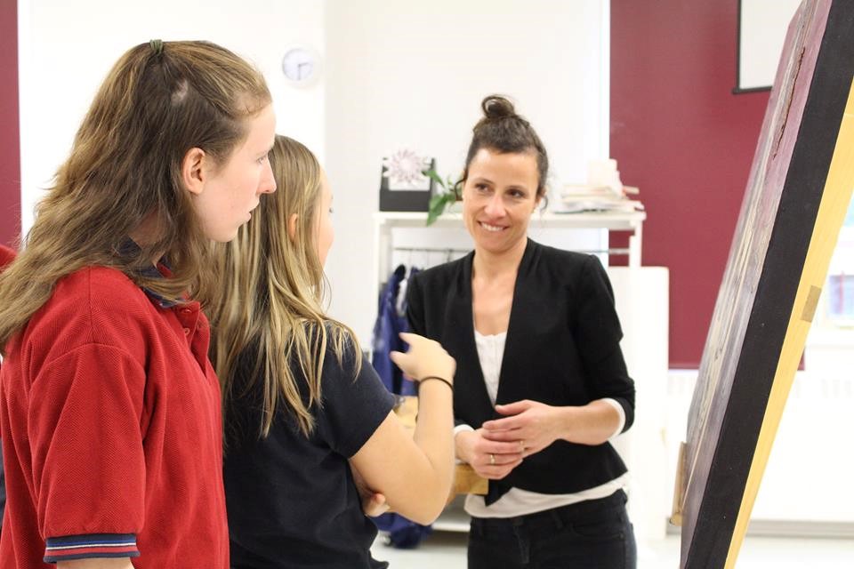 Adèle Blais en compagnie de deux élèves lors du vernissage.  