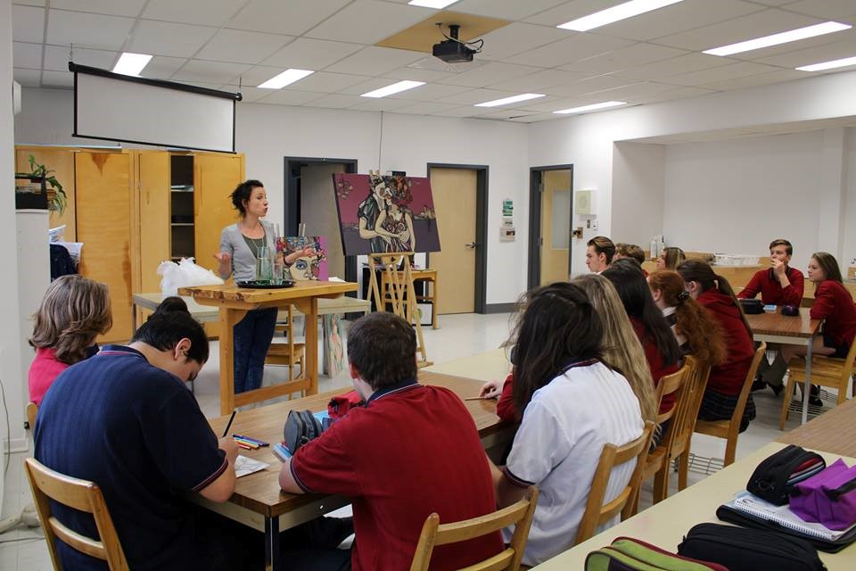 Adèle Blais en présence d’élèves de l’école secondaire qui ont pu partager et assimiler une « façon » inspirante et un résultat plein de personnages.  